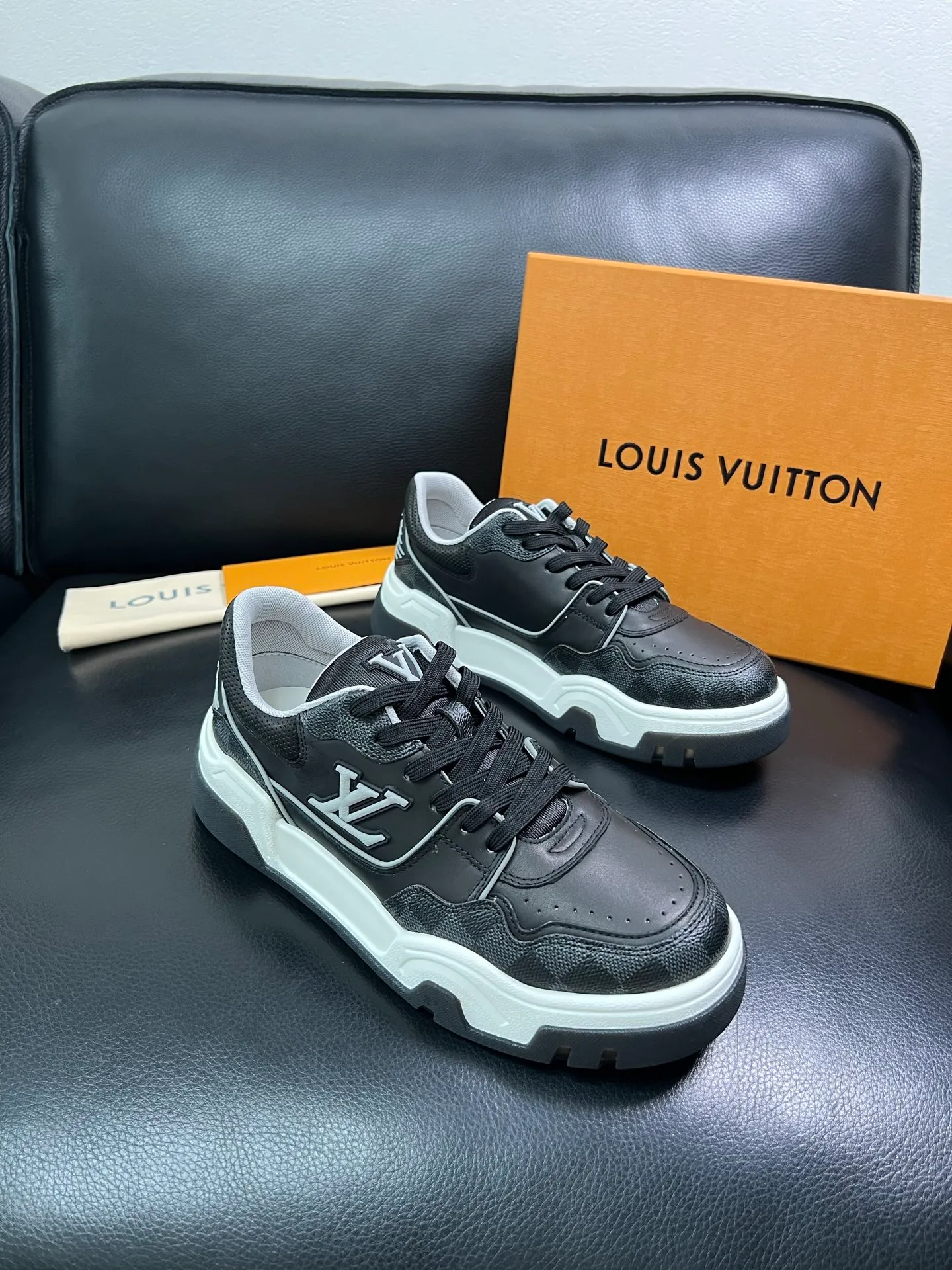 Men's shoes 💰900 Lv top purchase Louis Vuitton, counter synchronization, uppers imported from Italy cowhide, imported mesh padding soft and comfortable, soles: original soles specially provided by the original factory, T men's shoes 💰U exclusive movable molded soles super comfortable, original factory and single goods, high quality, welcome to compare, code number 38-44 (customized 45) 85883